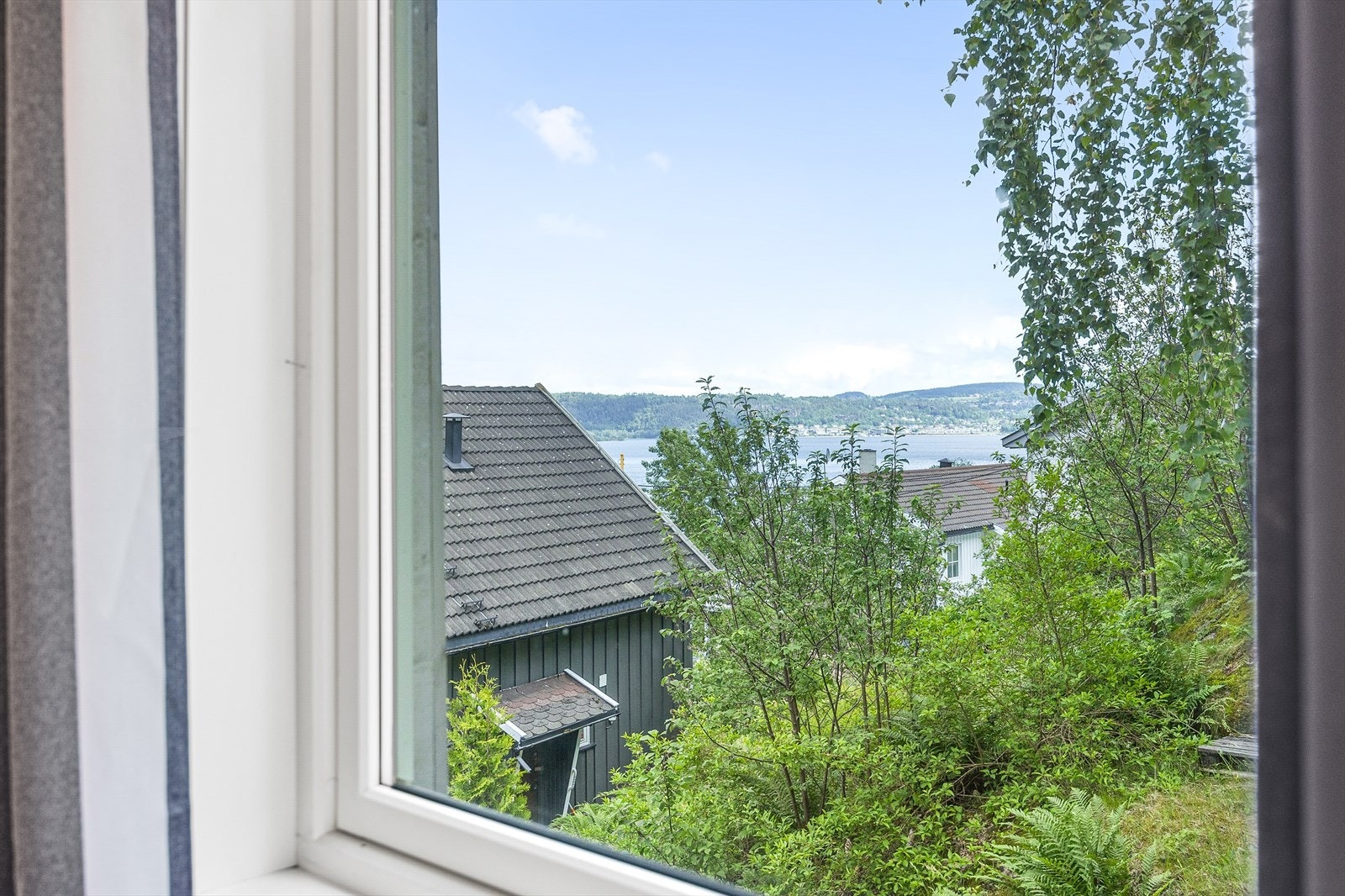 Utsikt fra vindu i gang/kjøkken Galleribilde