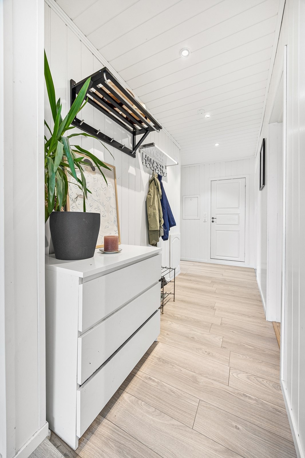 Gangen har dimbare integrerte downlights i himling Galleribilde