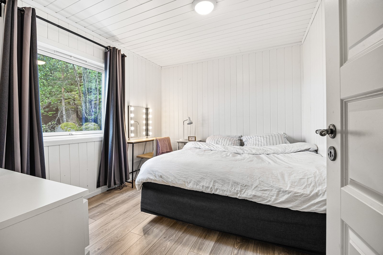 Romslig hovedsoverom med god plass til dobbeltseng og annen innredning Galleribilde