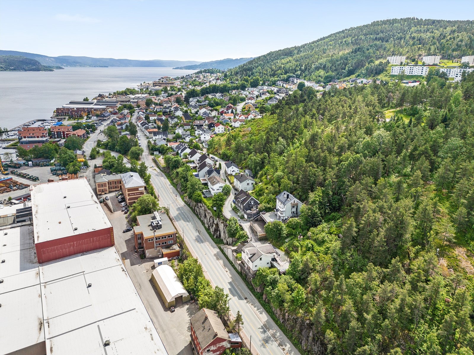 I kort gangavstand fra huset har man Drammen Motorbåtforening med tilhørende lun småbåthavn. Baker Klausen har bakeriutsalg med få minutters gange. Området forøvrig har forventet stor vekst i forbindelse med fjordutbyggingen i de kommende årene Galleribilde