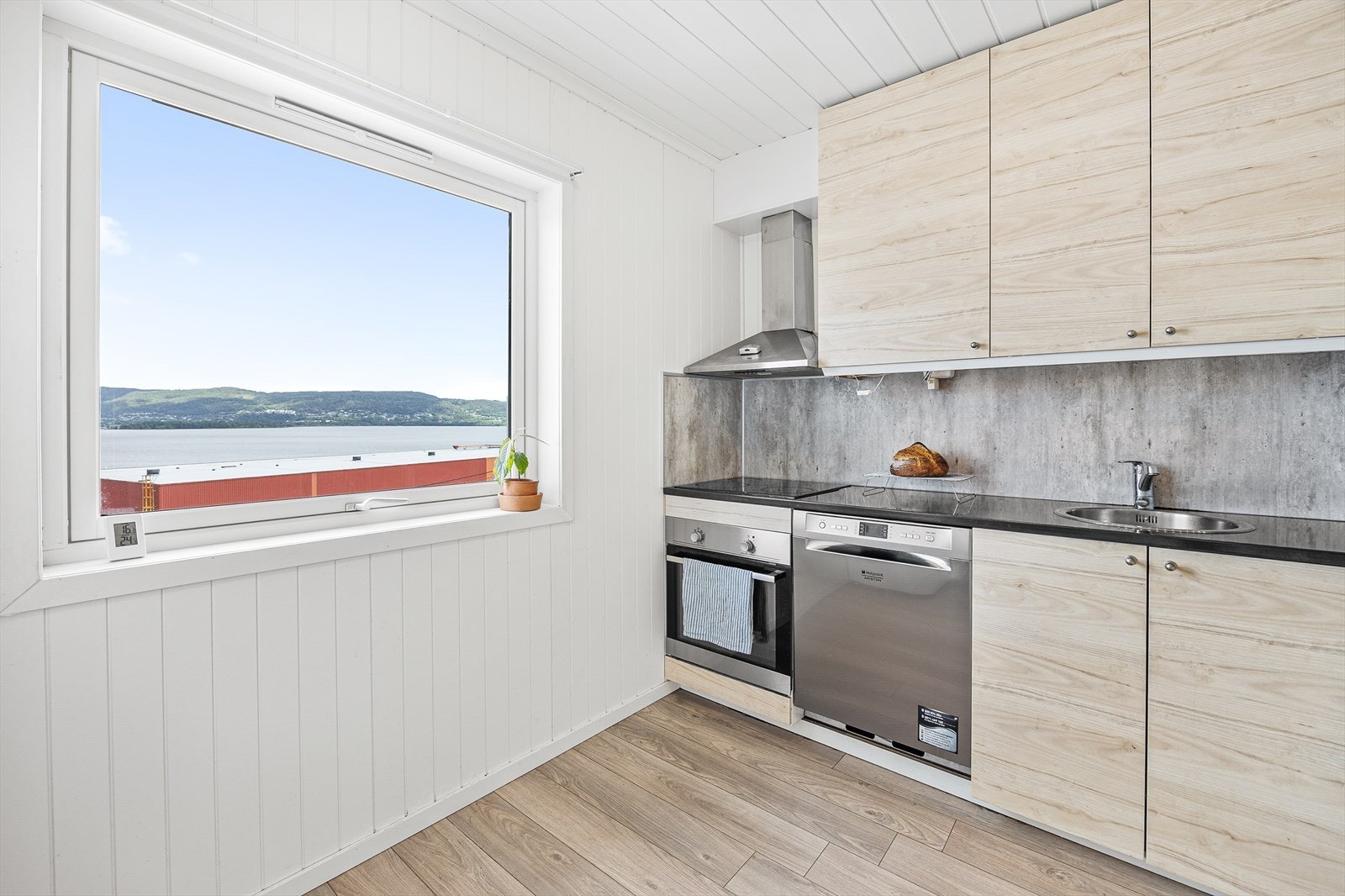 Kjøkkenet er nytt fra 2018 - Det er lagt våtromspanel på vegg mellom overskap og benk Galleribilde