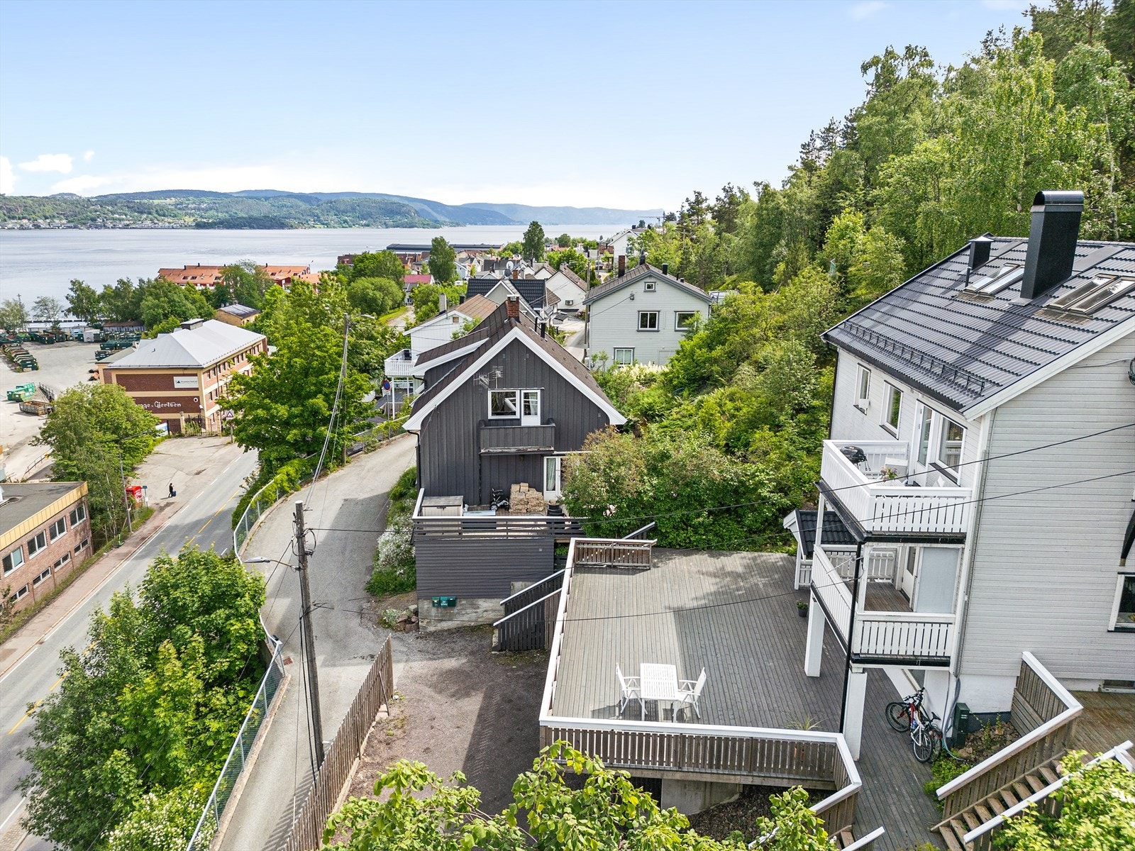 Eiendommen ligger i et veletablert og sjarmerende boligområde, med mye historisk bebyggelse og maritime omgivelser Galleribilde