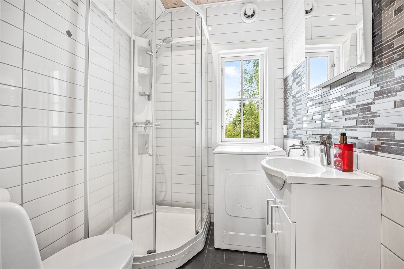 Det er opplegg for vaskemaskin på bad Galleribilde