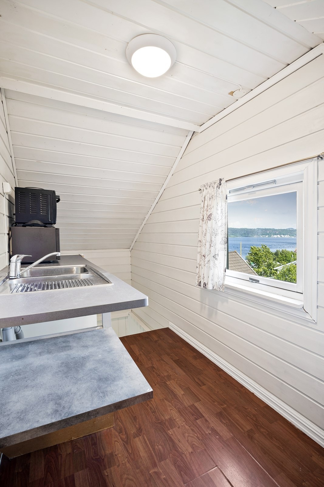 Det er innredet et hybelkjøkken i gangarealet. Deler av opprinnelige loftstue i byggetegninger er omgjort til større bad og gangareal Galleribilde