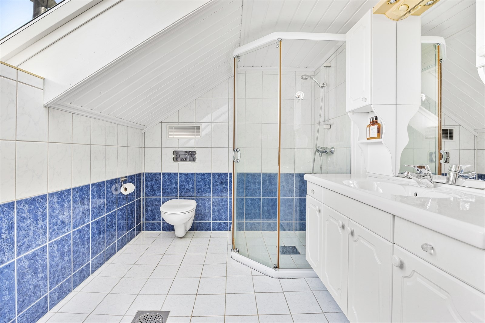 Badet har varmekabler i gulvet og opplegg for vaskemaskin Galleribilde