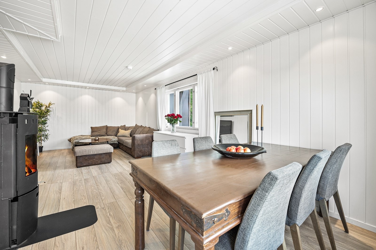 God plass til stor sofagruppe og spisestue m.m Galleribilde