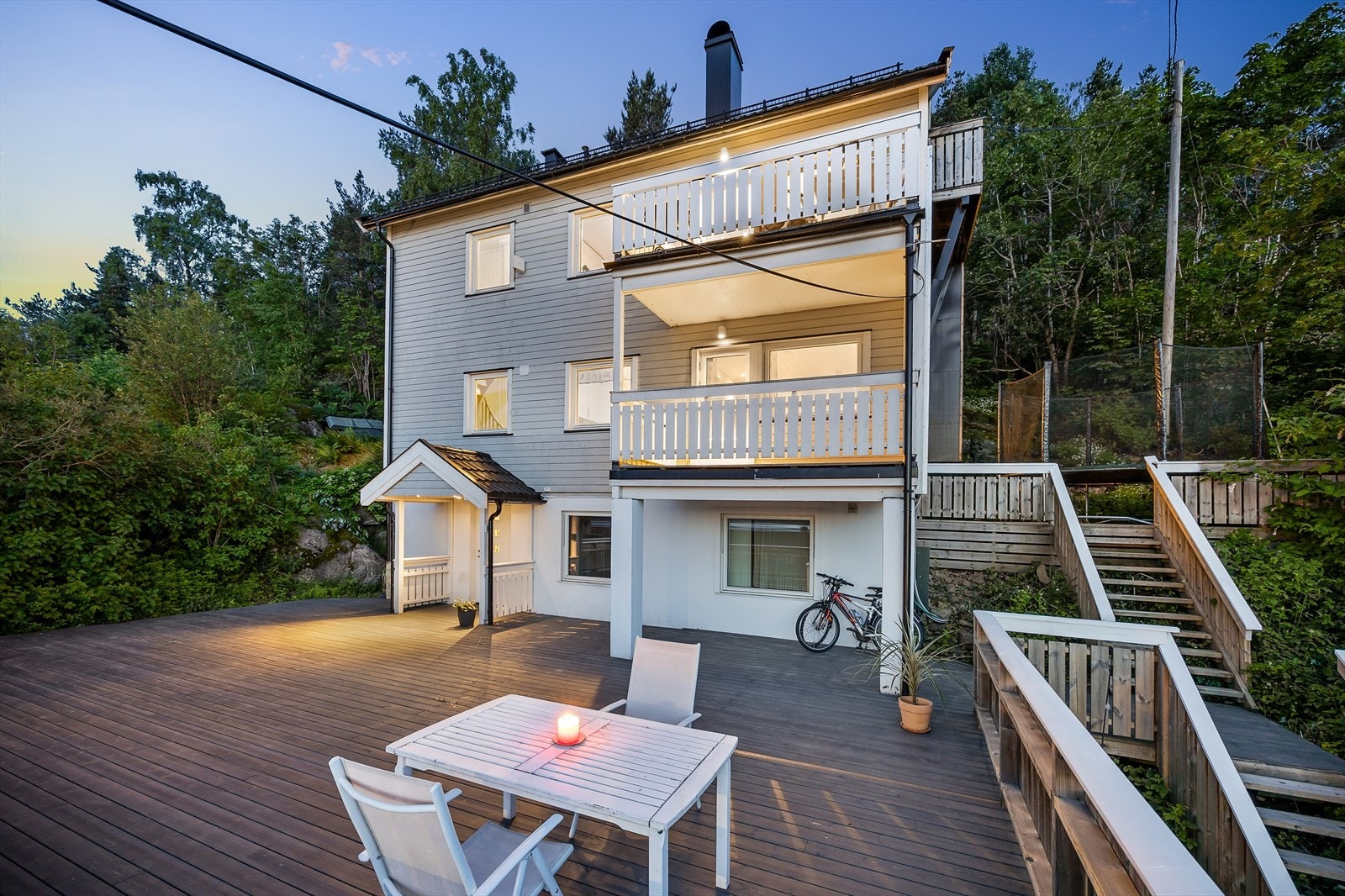 Trapp til felles terrasse med trampoline Galleribilde