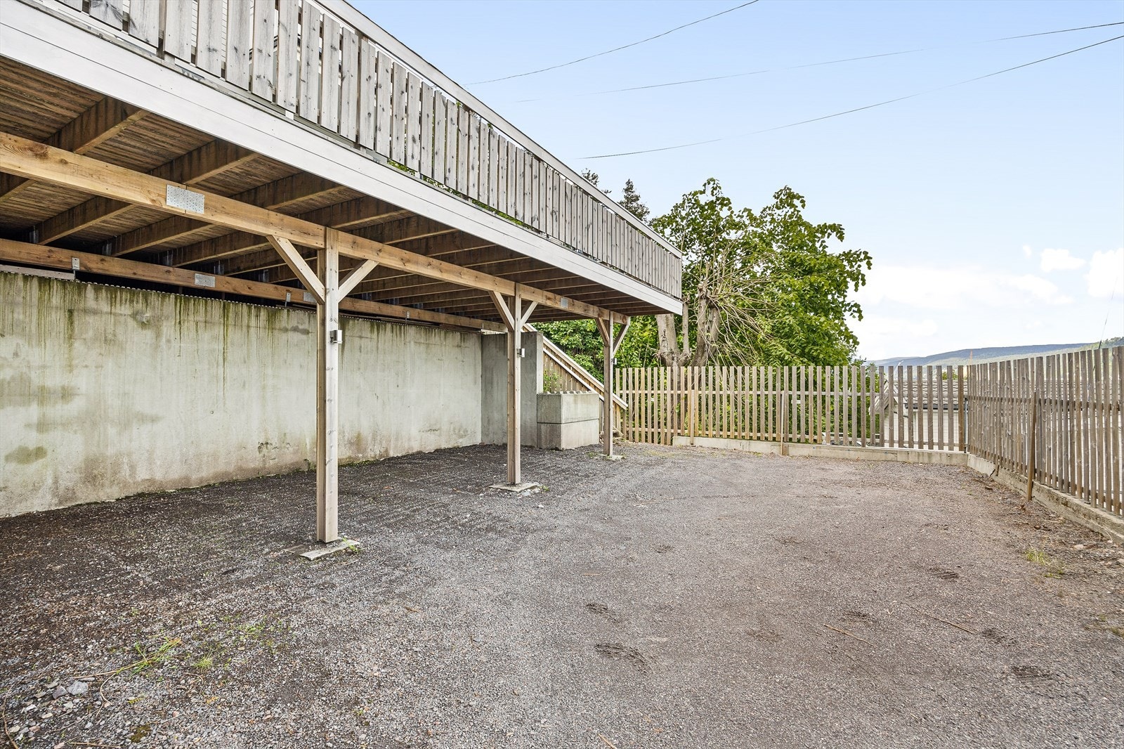 Det medfølger 1 carport og en utvendig parkeringsplass lengre bort i gata Galleribilde