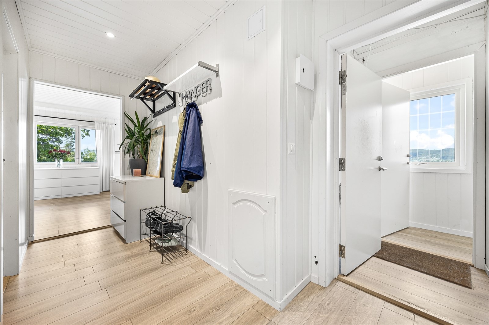 Romslig entré/gang med god plass til å henge fra seg Galleribilde