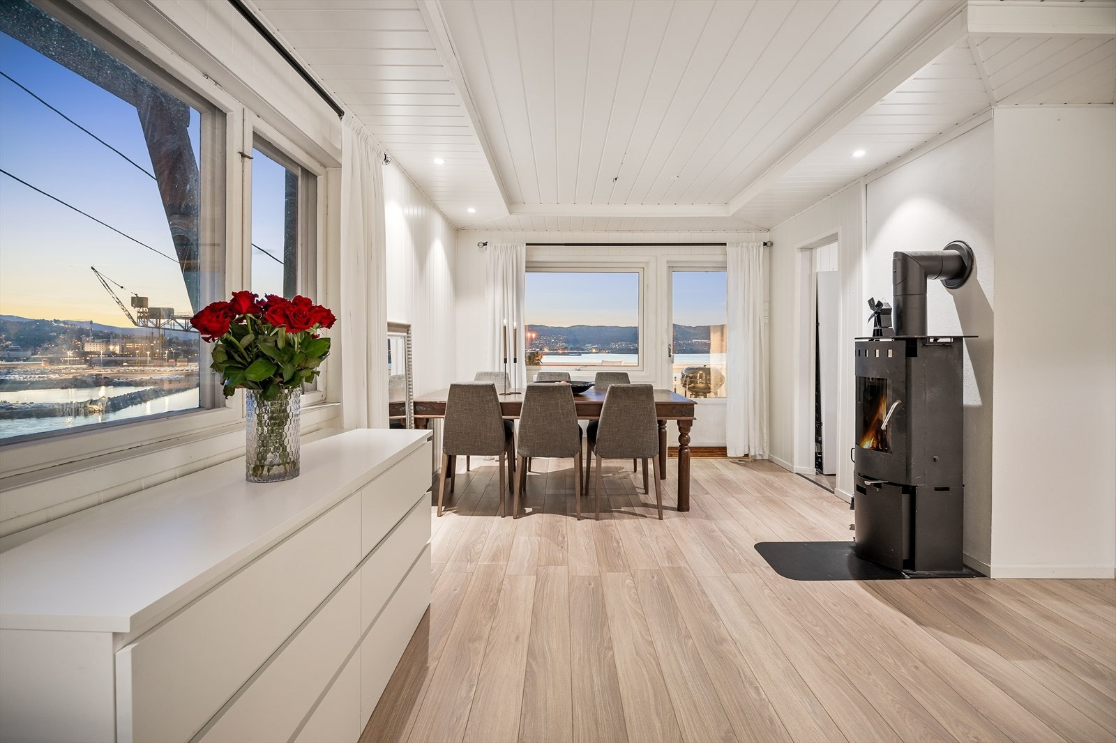 Langs himling er det integrerte downlights i lyskasser Galleribilde