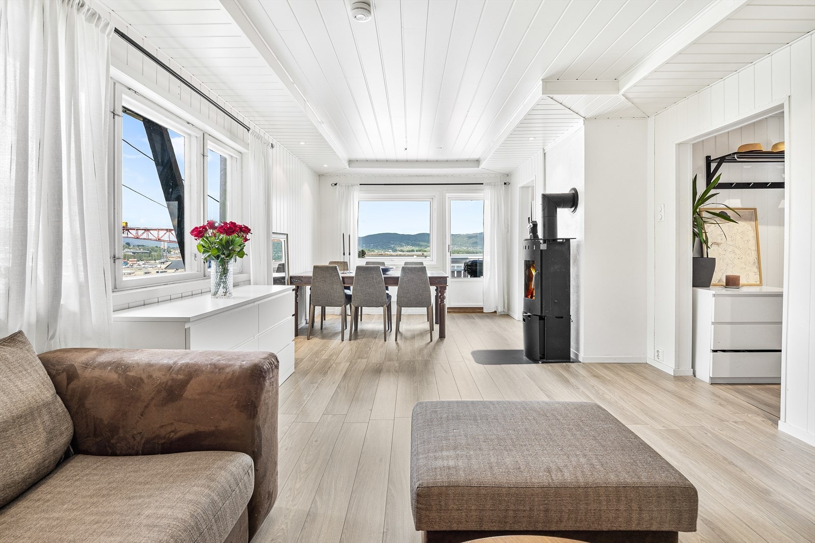 Lys og pen stue med mye naturlig lysinnslipp og vedovn som varmer godt i vinterhalvåret Galleribilde