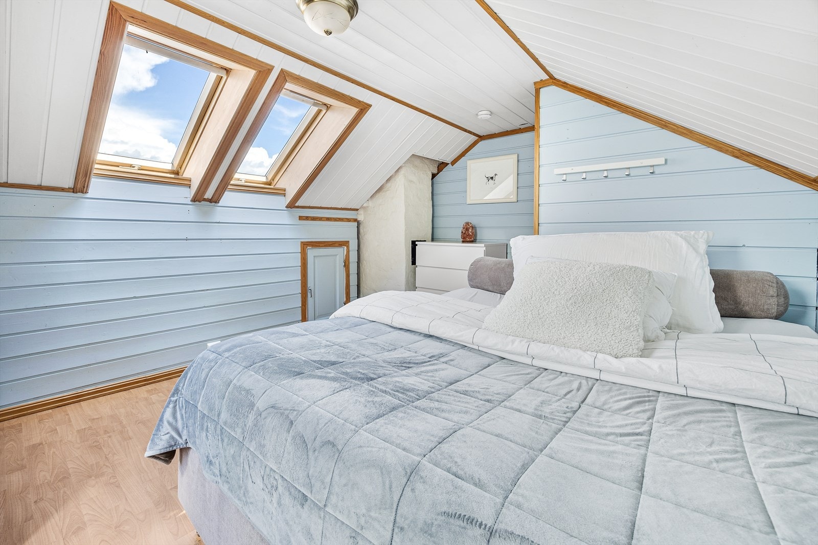 Romslig stue/soverom på loftet (Rommet er angitt som kontor i byggetegning) Galleribilde