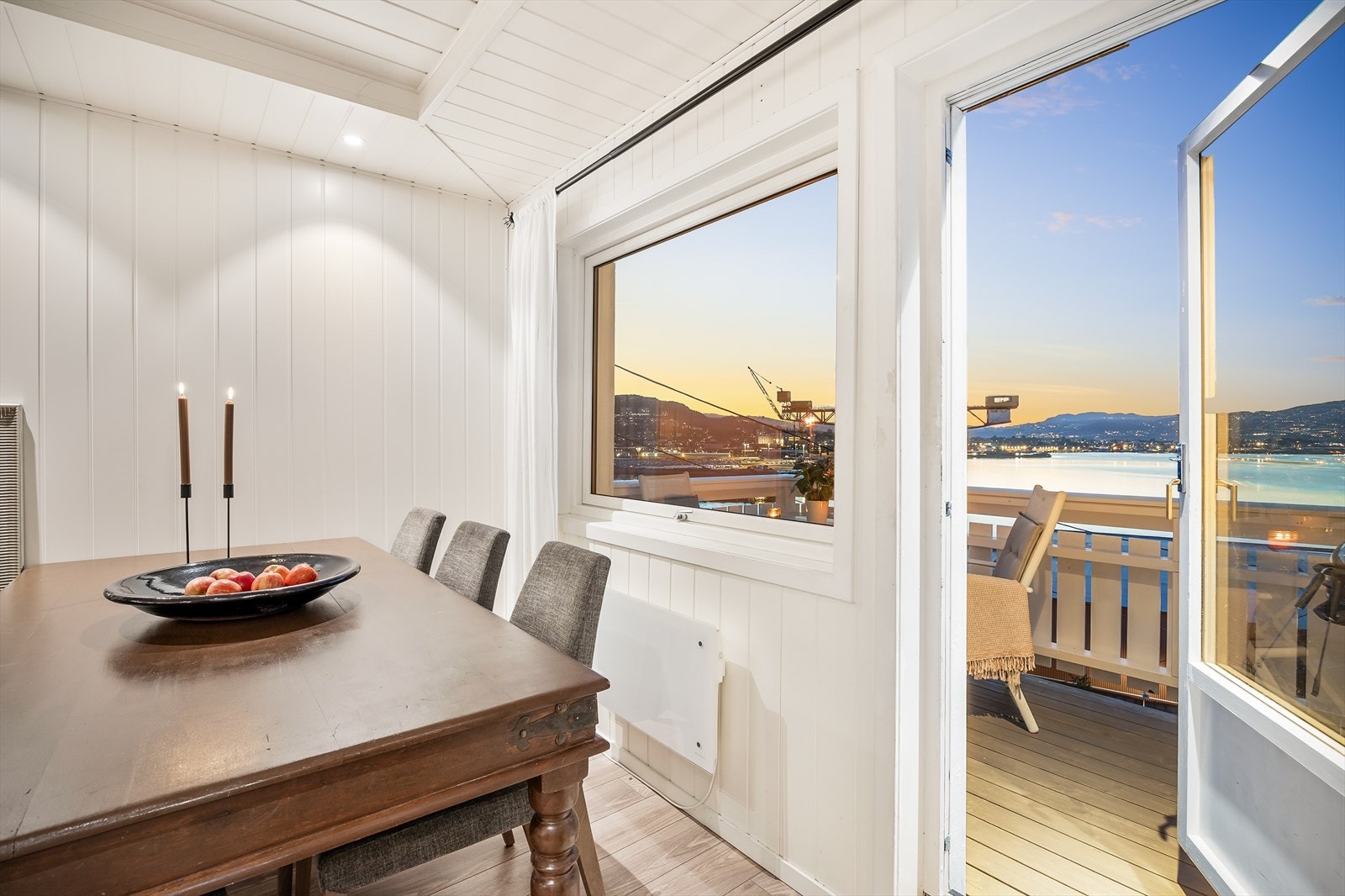 Fra stuen er det utgang til balkong Galleribilde