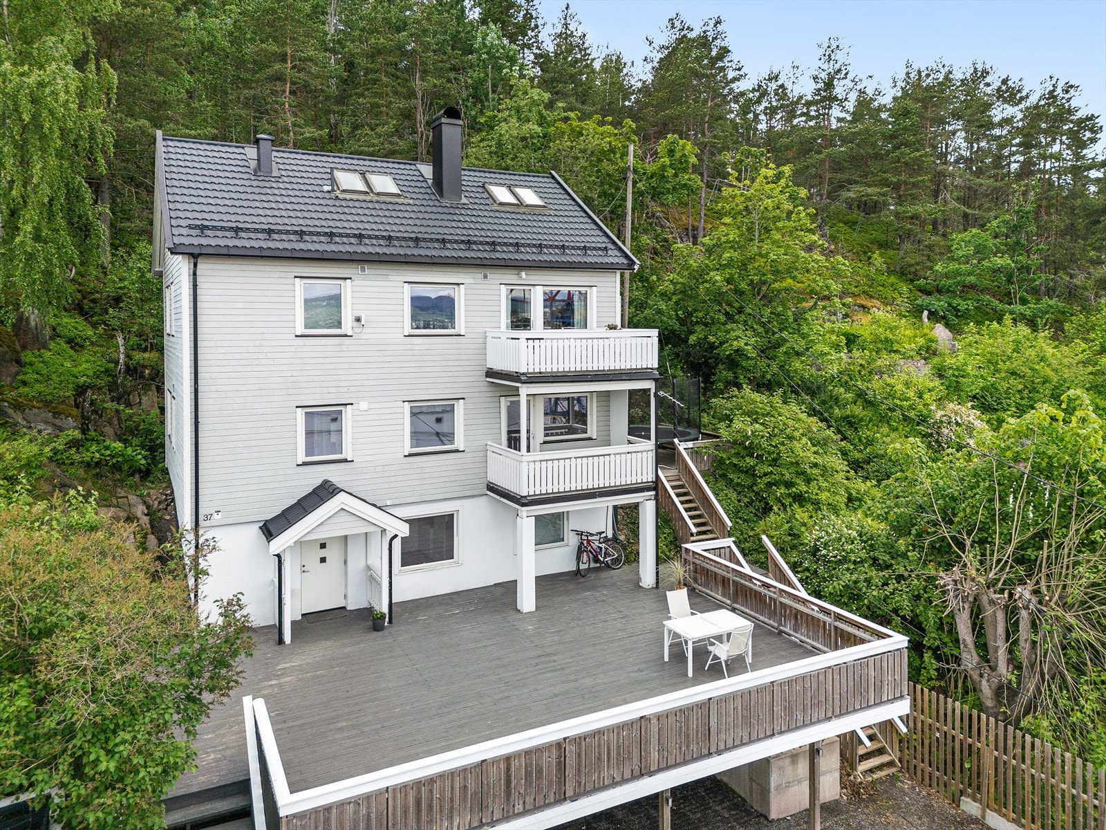 Leiligheten ligger i 2. etasje i halvpart horisontaldelt tomannsbolig m/bl.a utgang til balkong m/herlig fjordutsikt i hovedetasje og utgang til balkong fra loftsetasje. I tillegg er det store felles terrasser Galleribilde