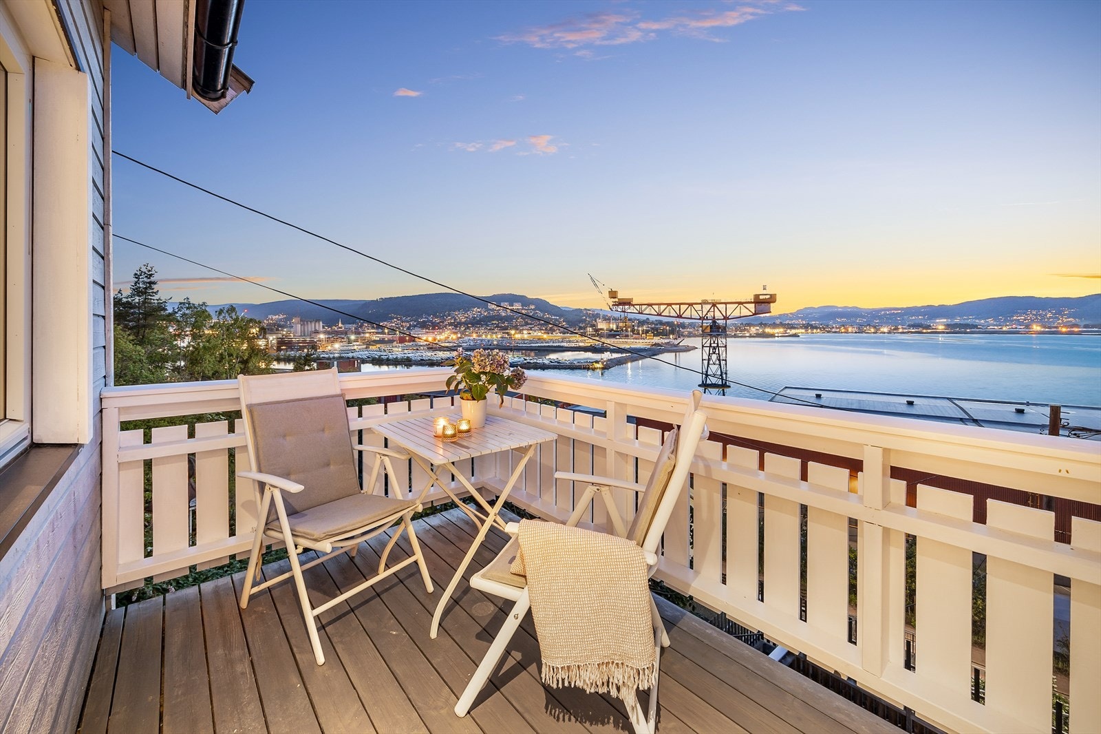 Fra balkongen har man nydelig fjordutsikt - Det gjøres oppmerksom på at industribygg på andre siden av veien ved sjøen skal rives og det skal bygges nye leiligheter langs fjorden. Det er uvisst om nybyggene vil ha innvirkning på utsikt fra denne leilighet Galleribilde