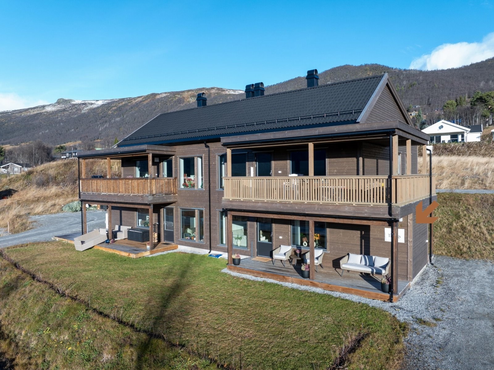 Fine plenarealer. Det er terrasser på fremsiden der solen nytes hele dagen! Galleribilde