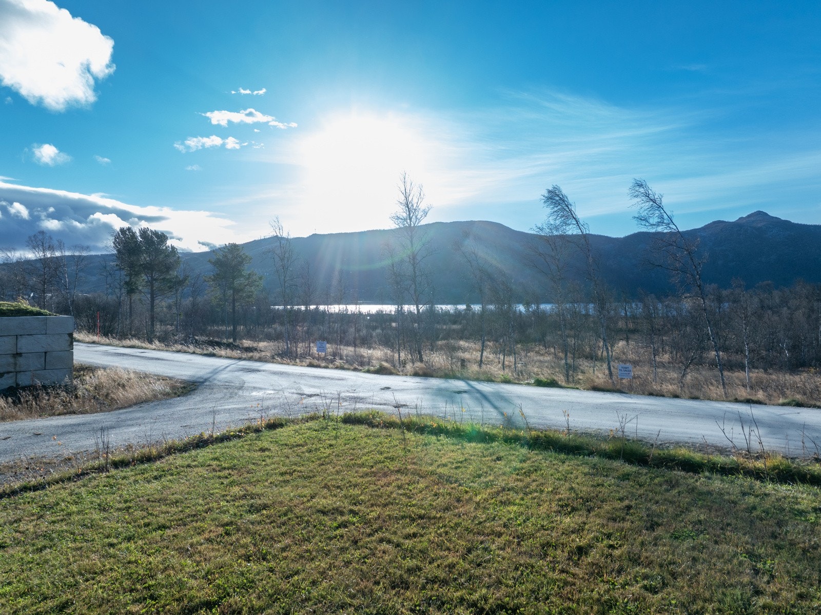 Nydelig utsikt og kort vei til Ustedalsfjorden både sommer og vinter. Galleribilde