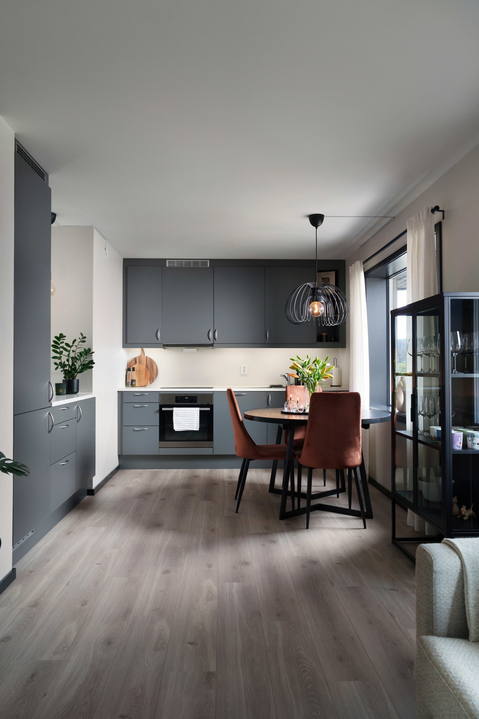 Lekkert kjøkken og plass til spisebord. Galleribilde