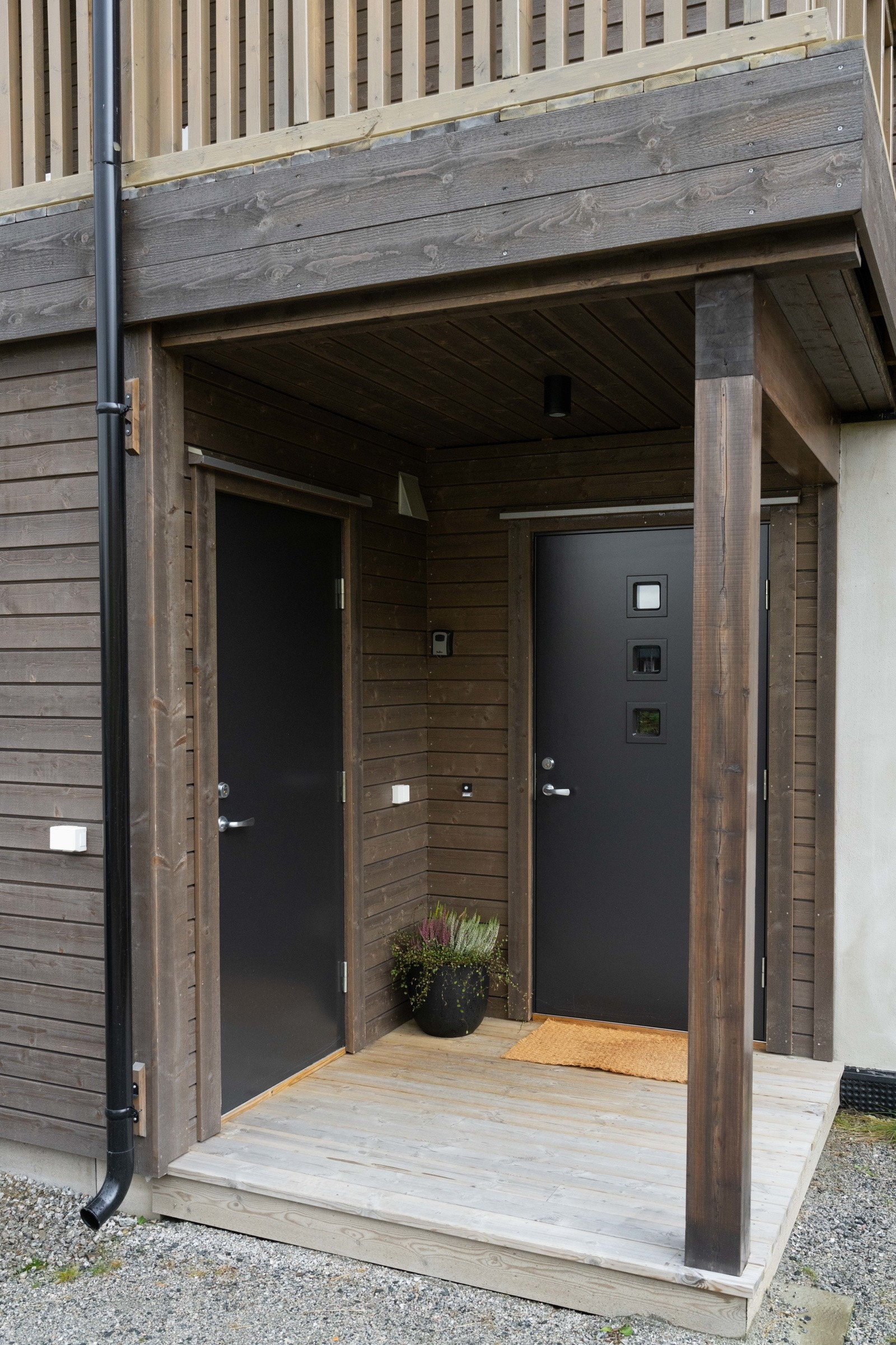 Praktisk bod rett ved inngangsdør. Her har man god plass til ski, ved og utstyr. Galleribilde