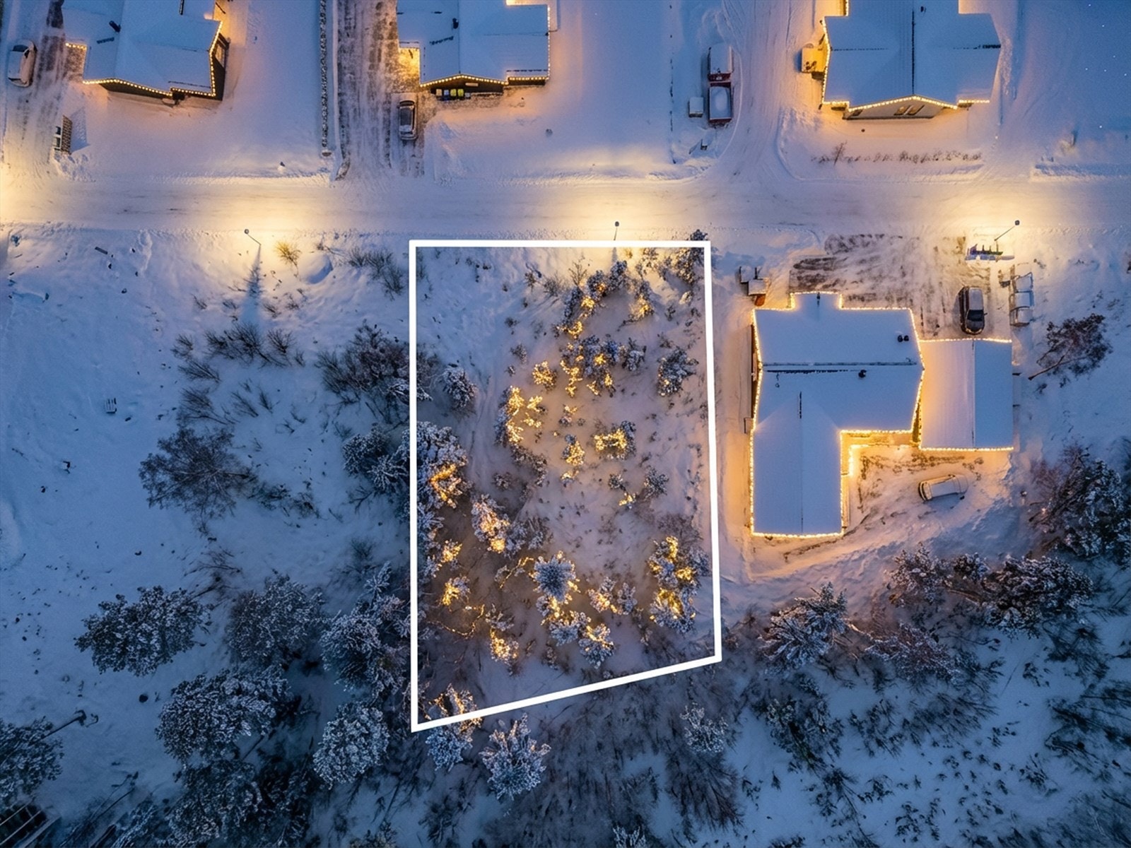 Attentus har gleden av å presentere denne fine boligen i all sin juleprakt. Det gjøres oppmerksom på at bildet er KI generert, og avviker fra virkeligheten. Galleribilde