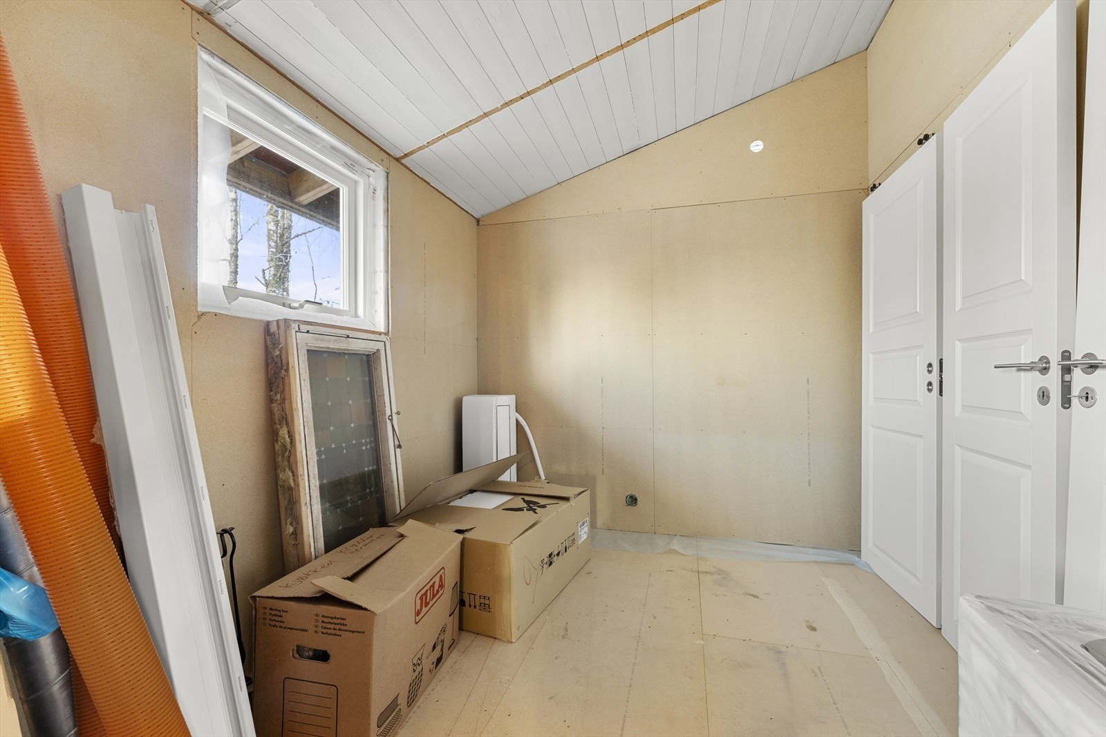 Et stort soverom med god plass til dobbeltseng og diverse møblement. Galleribilde