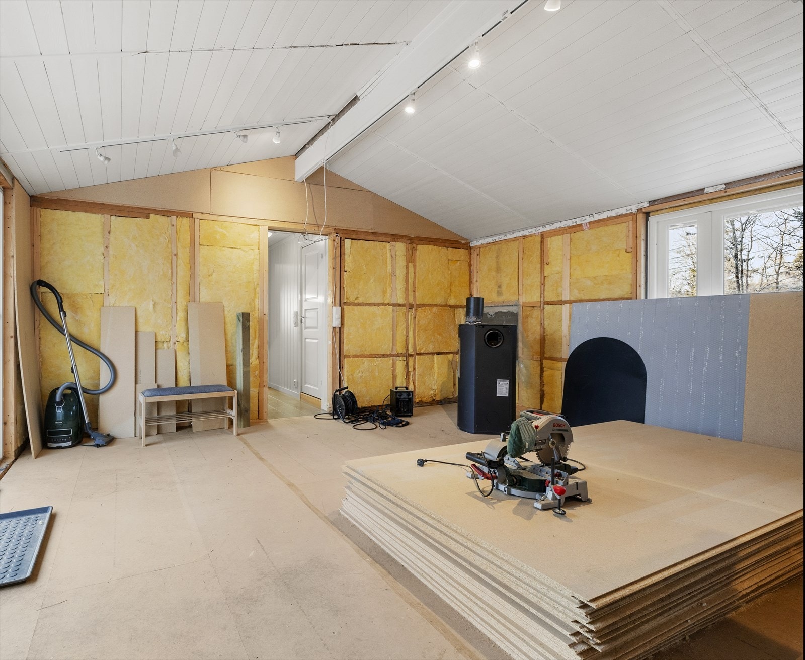 Denne hytten byr på et sjeldent spennende utgangspunkt, hvor stue og kjøkken står klare for din kreative visjon. Galleribilde