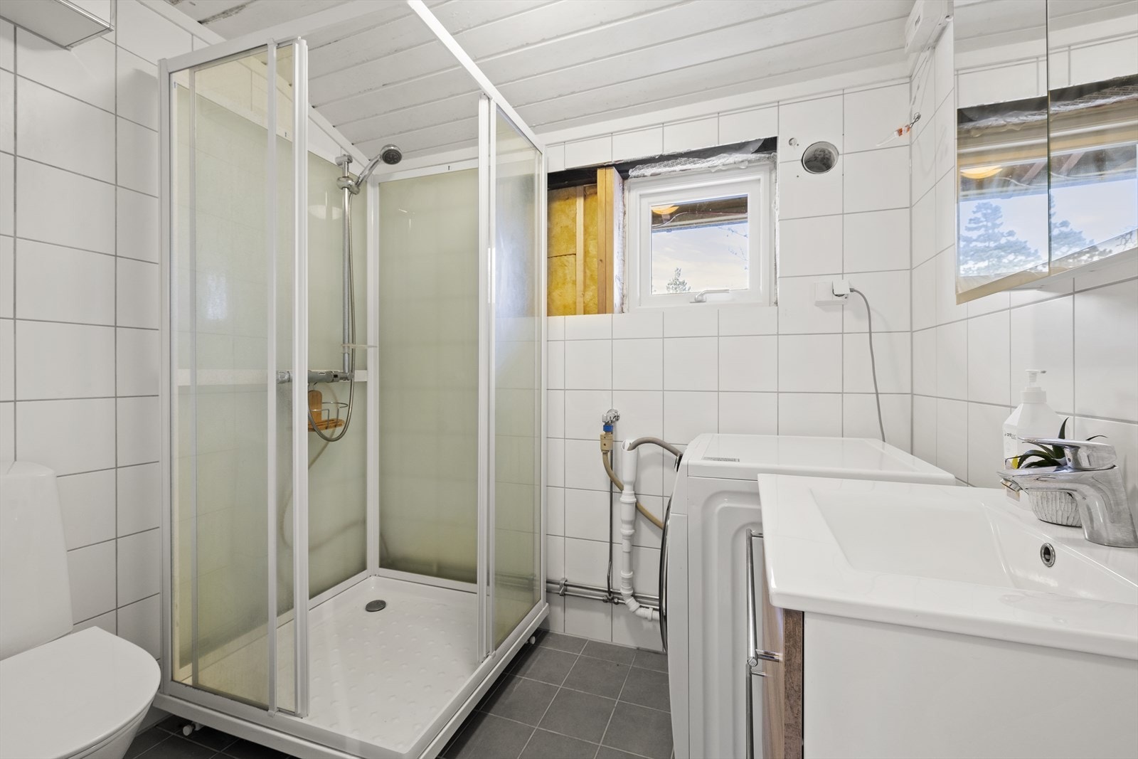 Lyst, flislagt bad som ble pusset opp i 2019. Innredningen består av et underskap/overskap, servant, speil og ett dusjkabinett. Det er opplegg for vaskemaskin og det er tilkoblet et vannklosett, samt naturlig ventilasjon. Vurdert som TG2 av takstmann. Galleribilde