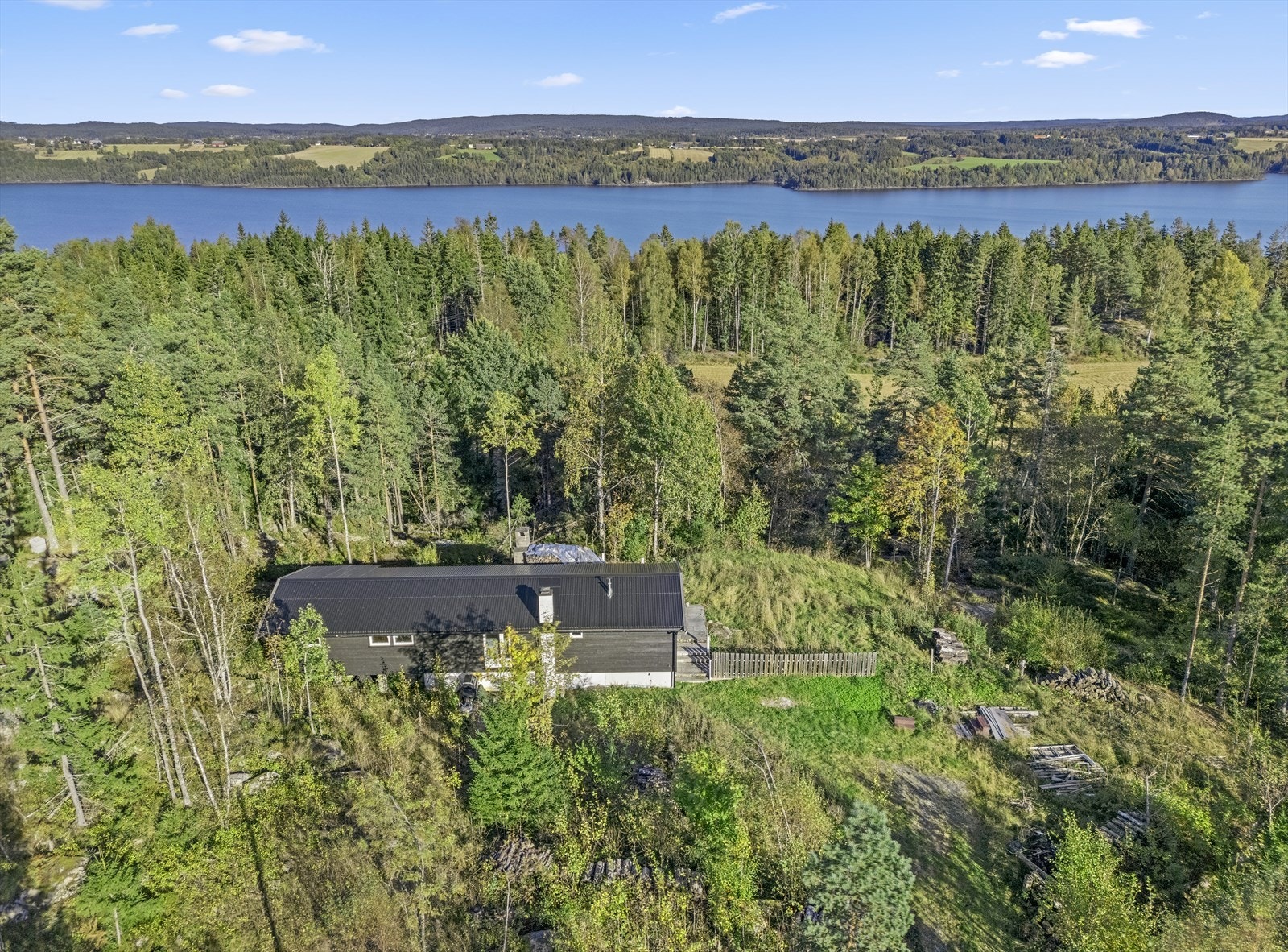 Selve hytten ligger på et lite høydedrag som gir gode solforhold på tomten. Galleribilde