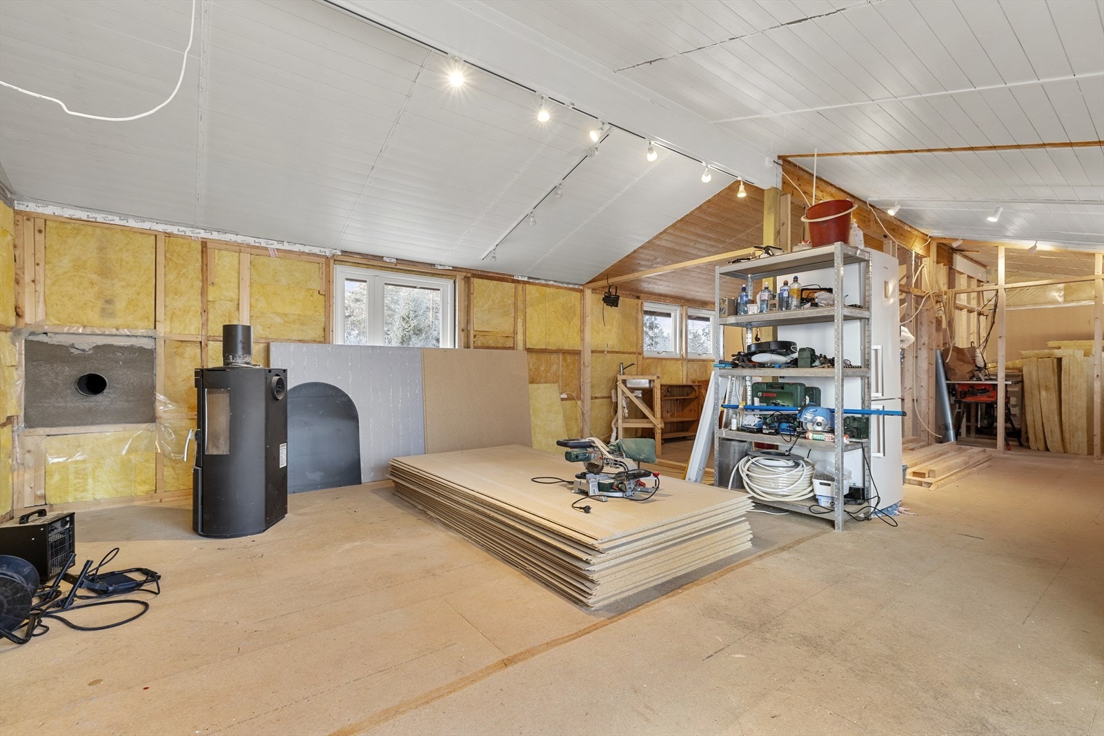 Byggematerialer følger med. Komfyr, verktøy og elektriske/motoriserte hageredskaper kan medfølge etter egen avtale. Galleribilde