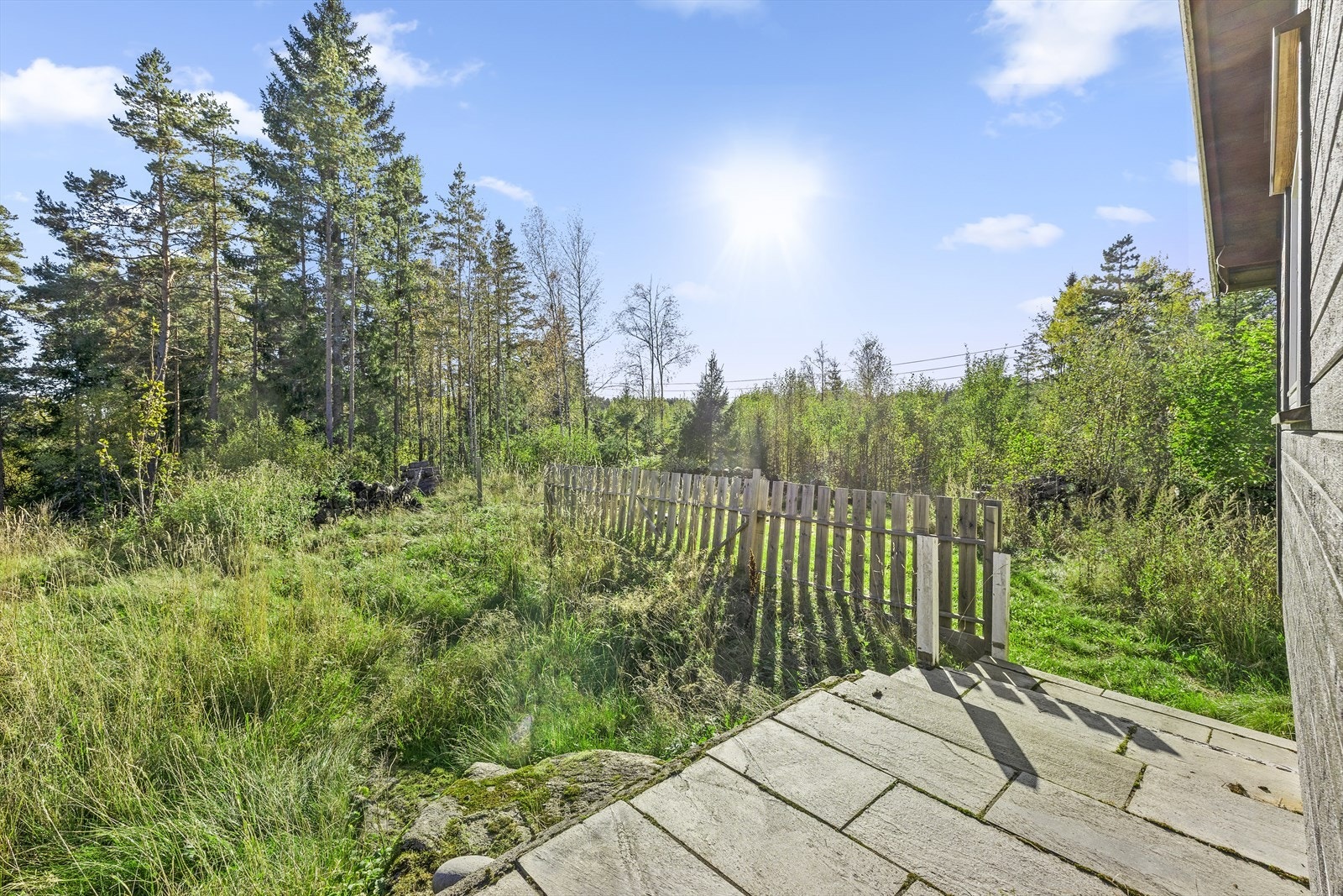 Hytten ligger i et meget familievennlig og veletablert hyttefelt på Dalefjerdingen i Enebakk. Galleribilde