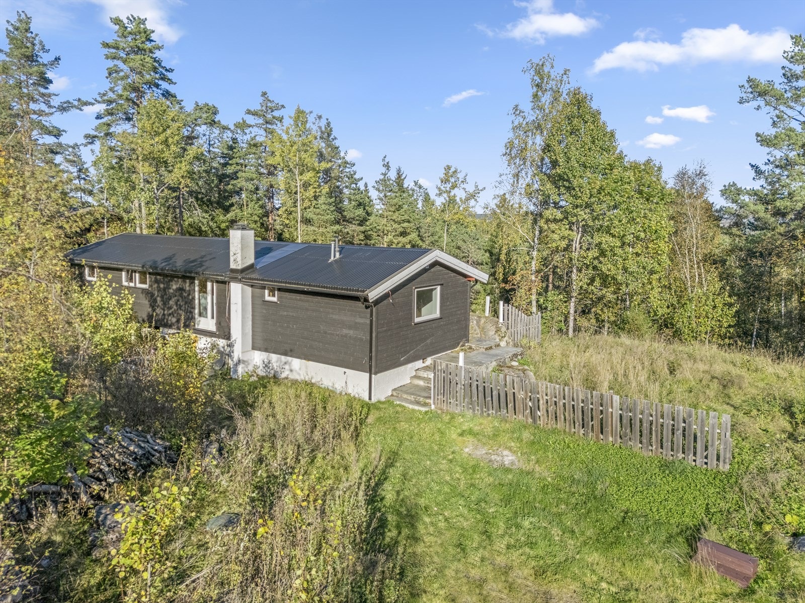 Fritidsboligen har svært usjenert beliggenhet og omringes av naturskjønne landskap. Galleribilde