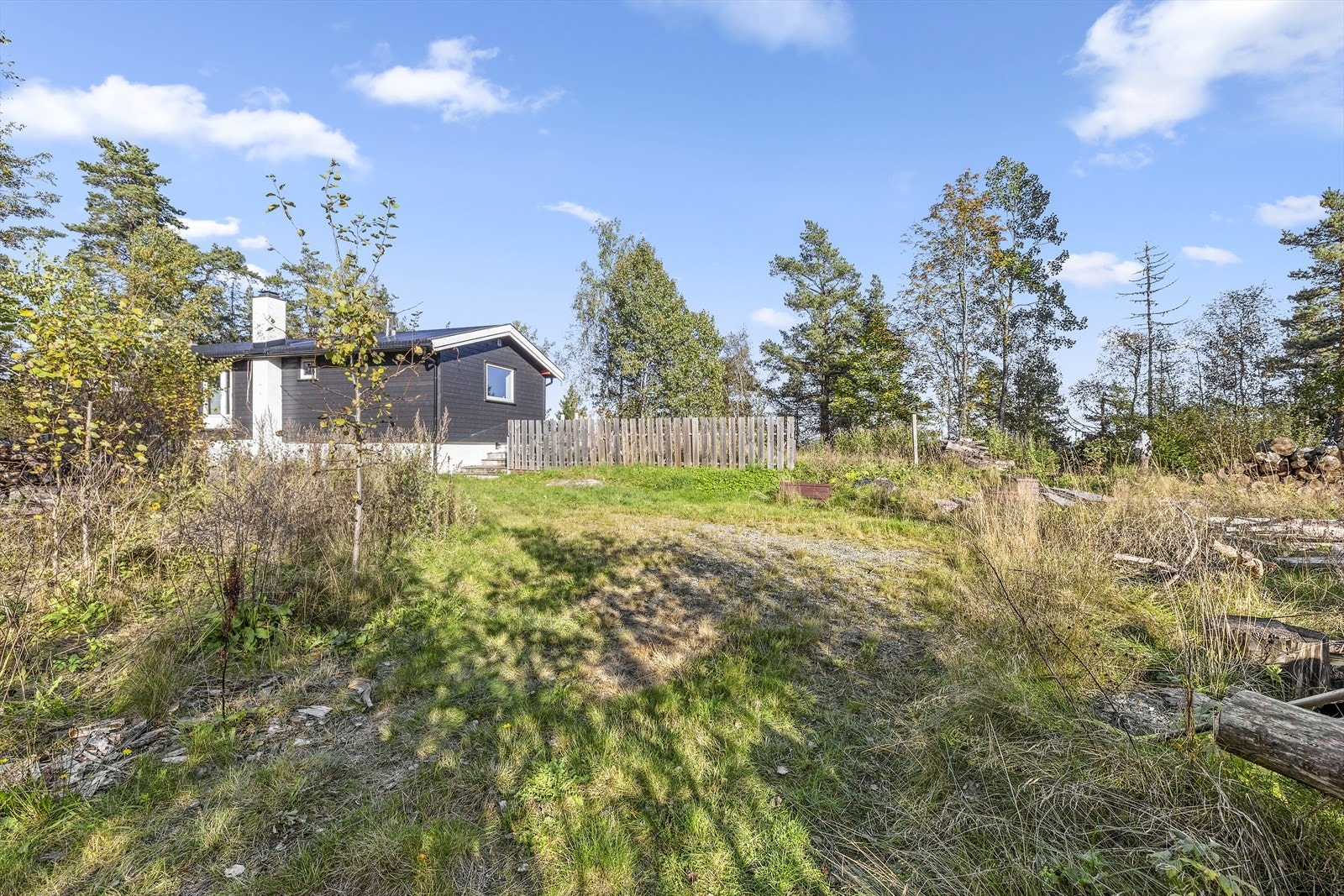 Parkering på gårdsplassen på tomten. Galleribilde