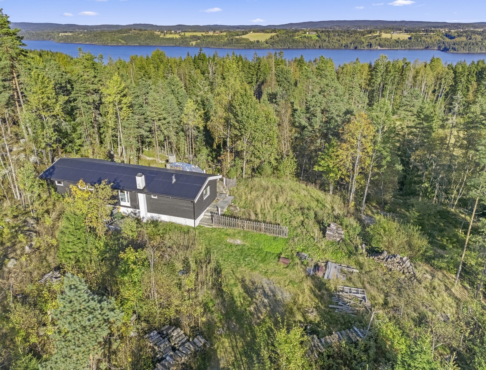 Fra hovedveien er det enkel adkomst via felles privat vei som driftes av Einerstad hyttevel - som består av 55 hytter. Lett adkomst via felles privat vei med bom, bilvei helt frem til tomtegrensen. Galleribilde