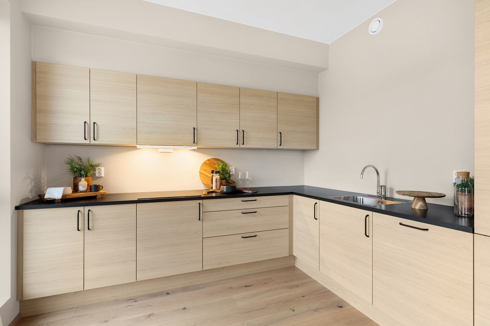 Stilrent og moderne kjøkken fra Aubo med integrerte hvitevarer Galleribilde