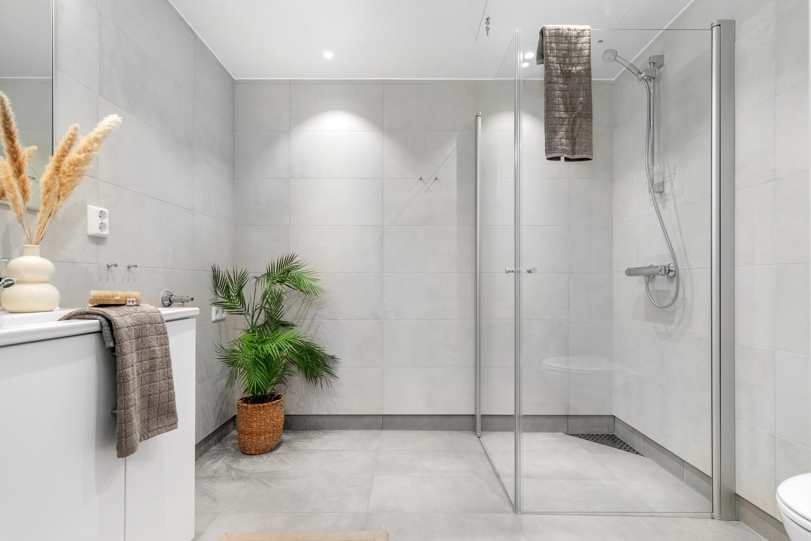 Bad 1 - Leiligheten har 2 helflisede bad med varme i gulv og downlights i taket Galleribilde