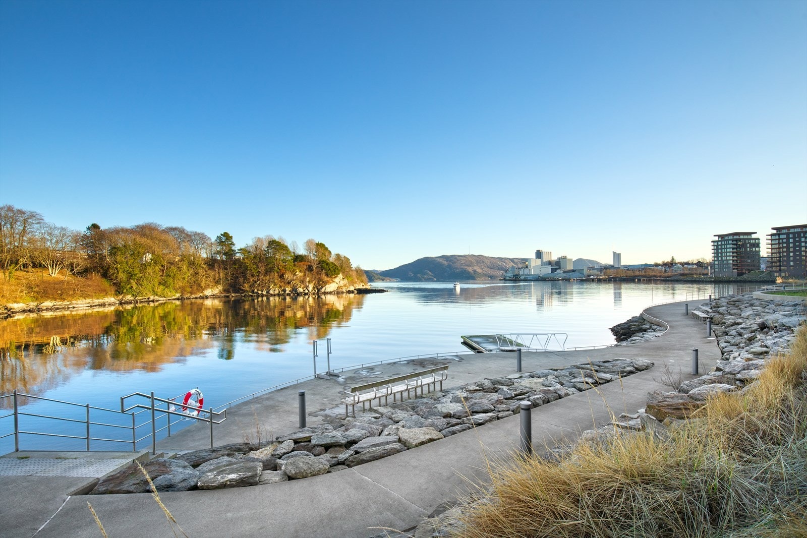 Fantastisk nærmiljø med turstier, badeplasser og båthavn Galleribilde