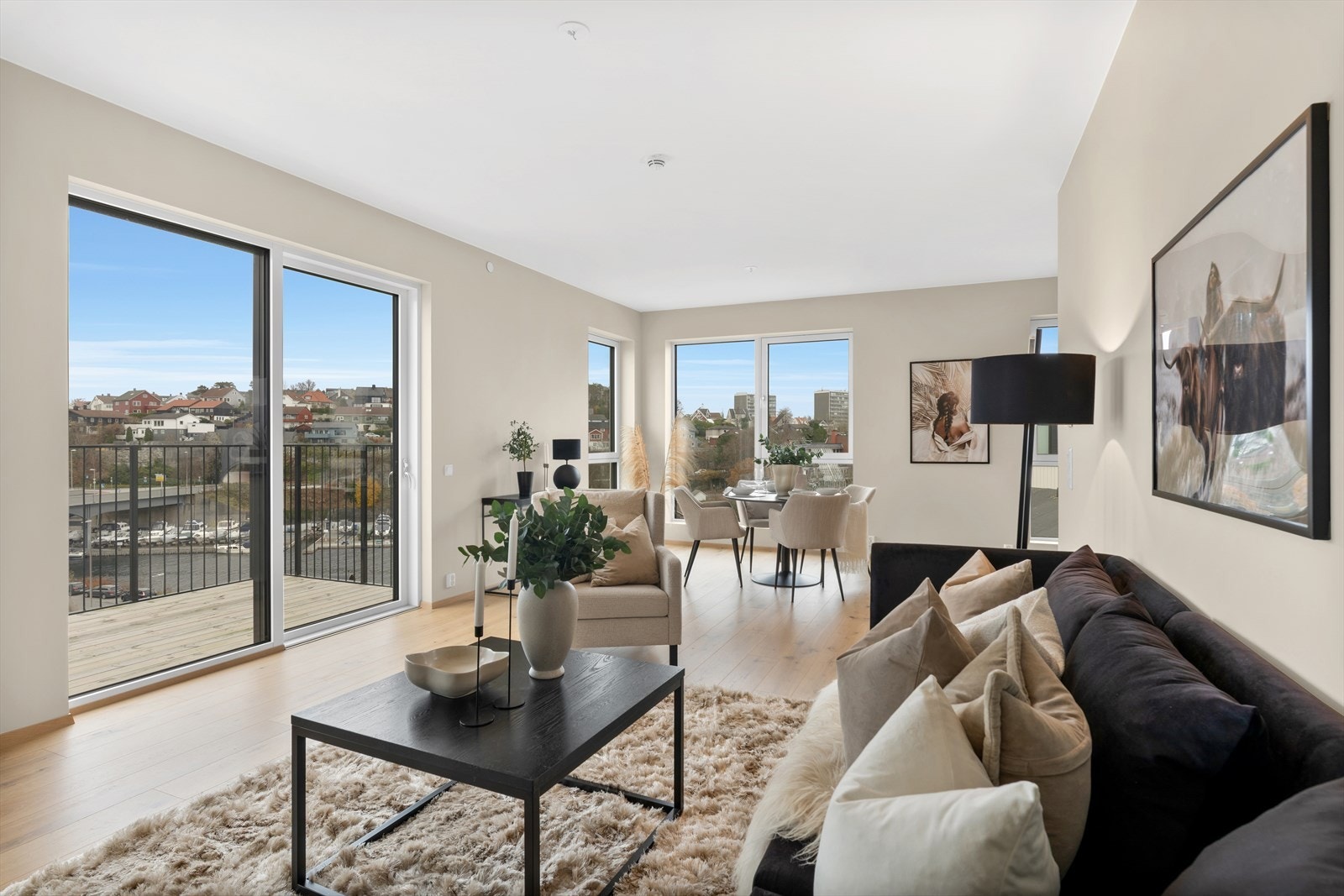 Leiligheten er meget lekker og ligger fint til på hjørnet med flotte lys- og utsiktsforhold Galleribilde