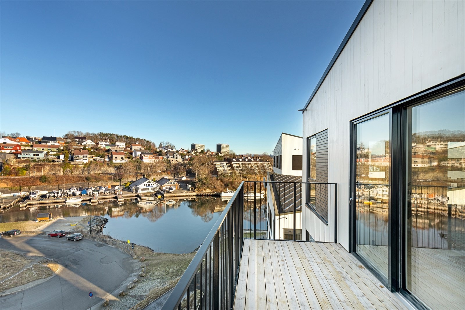 Leliigheten har 2 balkonger med gode solforhold. Balkong ut fra stuen på 9,6 kvm. Galleribilde