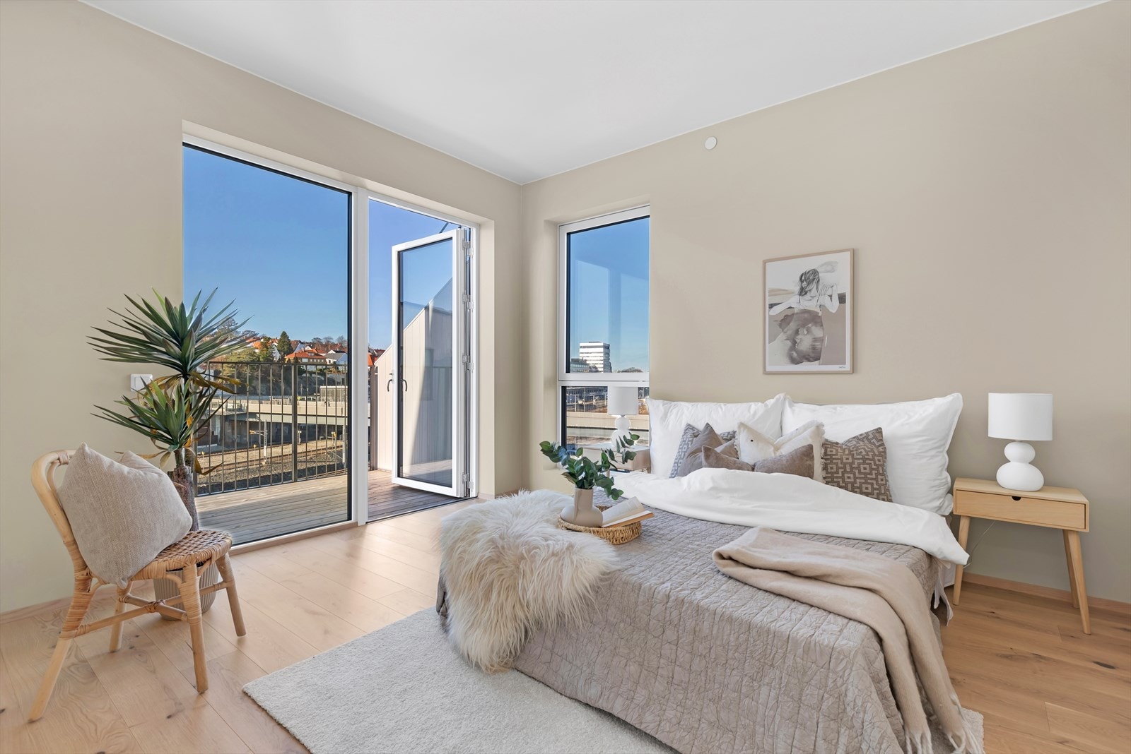 Leiligheten har 2 soverom hvor hovedsoverommet har eget omkledningsrom og utgang til balkong Galleribilde