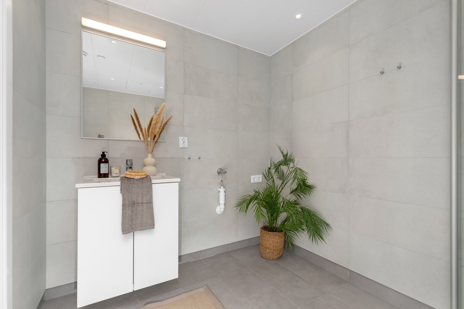 Bad 1 - Begge badene er innredet med hvit baderomsinnredning, vegghengt toalett og dusjhjørne Galleribilde