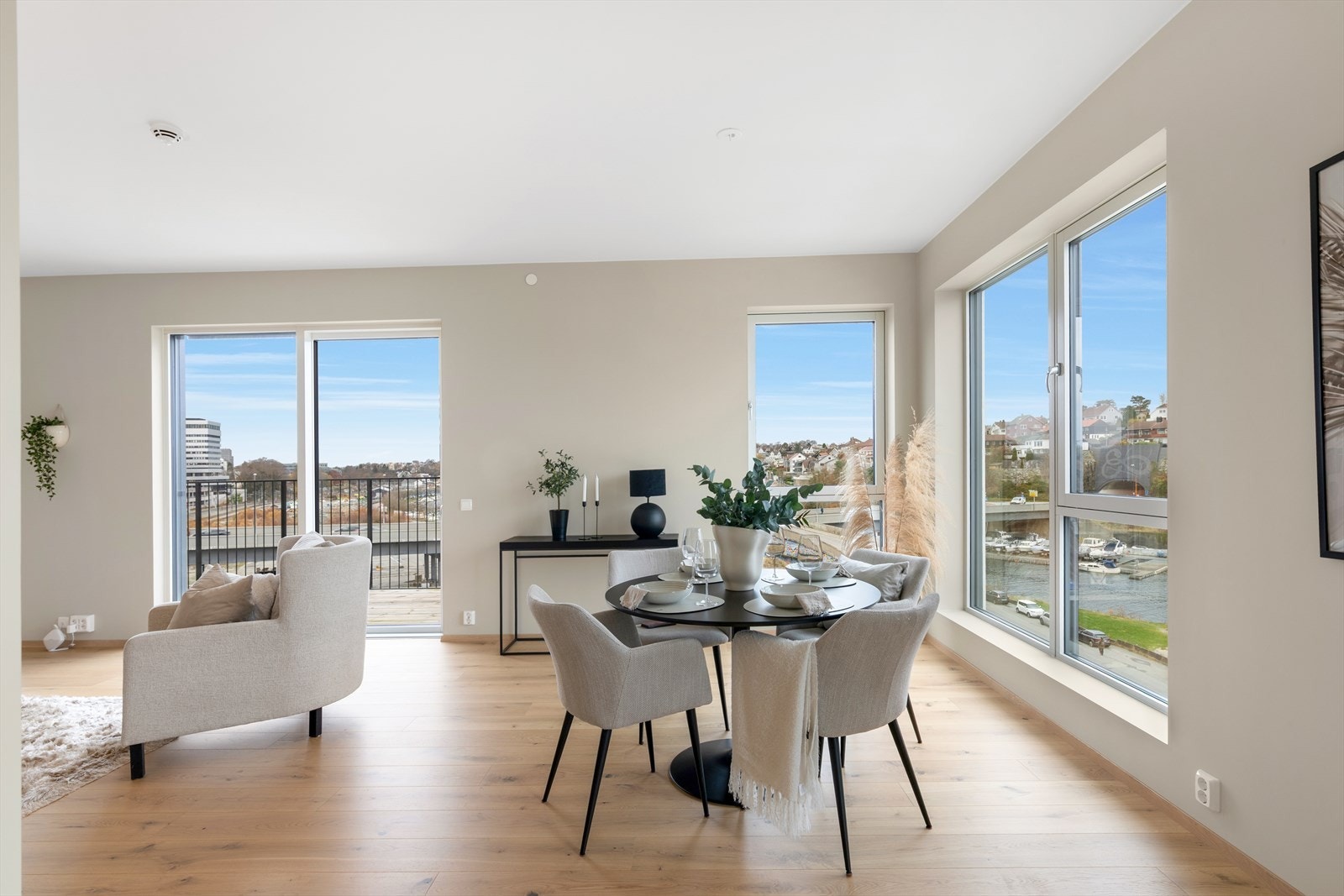 God plass til spisebord hvor man har flott utsikt fra spiseplassen Galleribilde