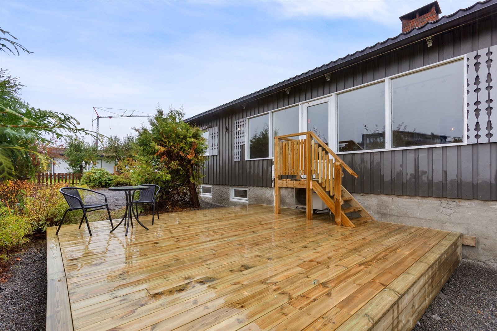 Fra stuen er det utgang til flott, nybygget platting Galleribilde