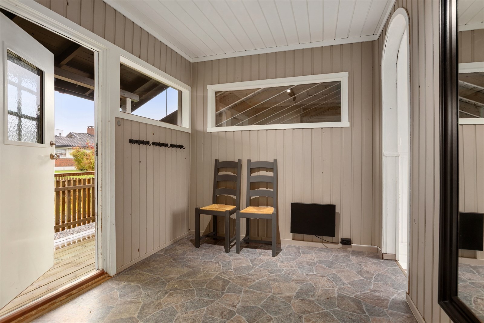 Romslig gang med plass for garderobeløsning innenfor døren Galleribilde