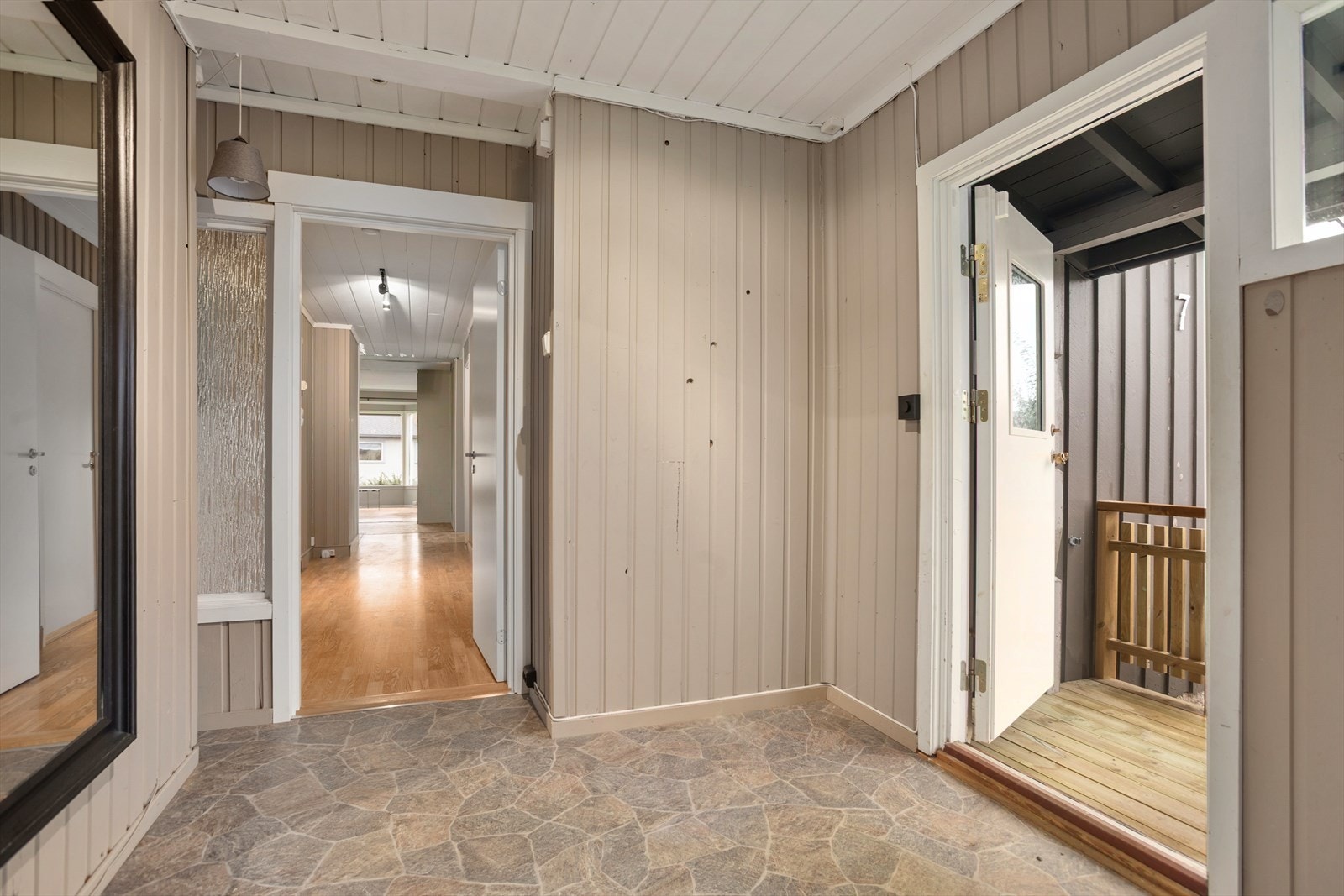 Fra gangen er det nedgang til kjelleren eller videre inn til boligens øvrige rom Galleribilde