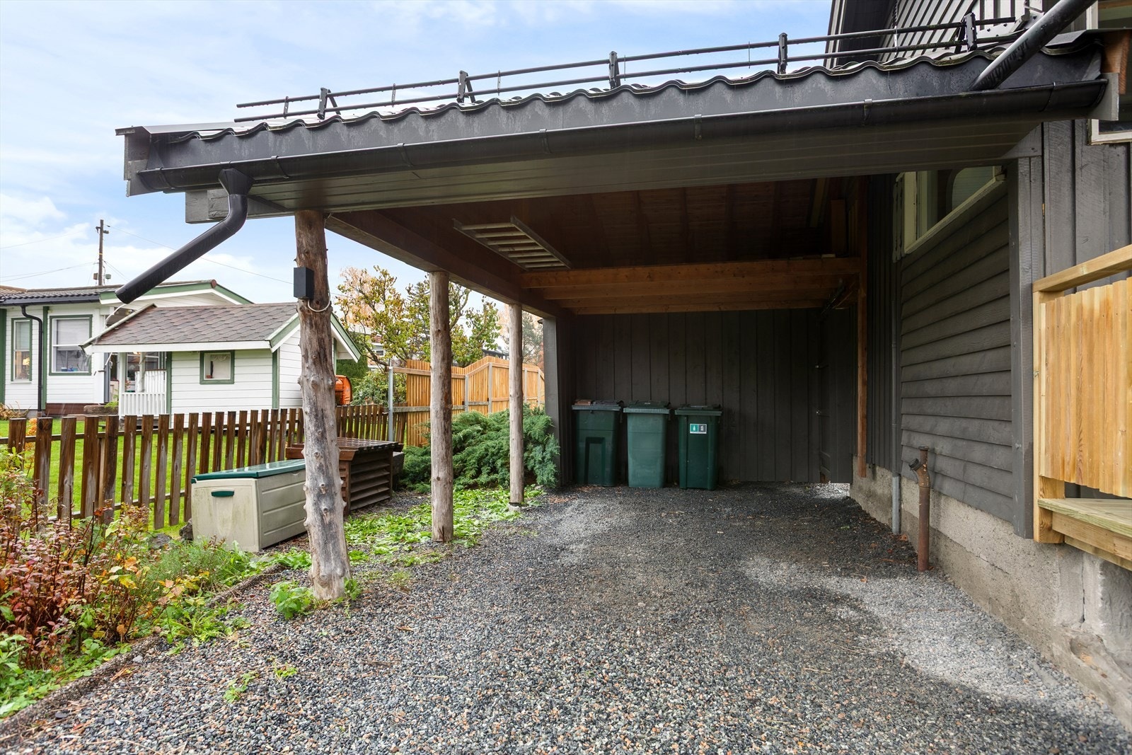 Egen carport ved inngangspartiet Galleribilde