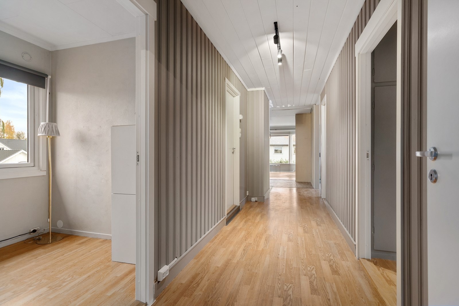 Boligen har alt du trenger på 1, plan, samt flere rom i kjeller Galleribilde