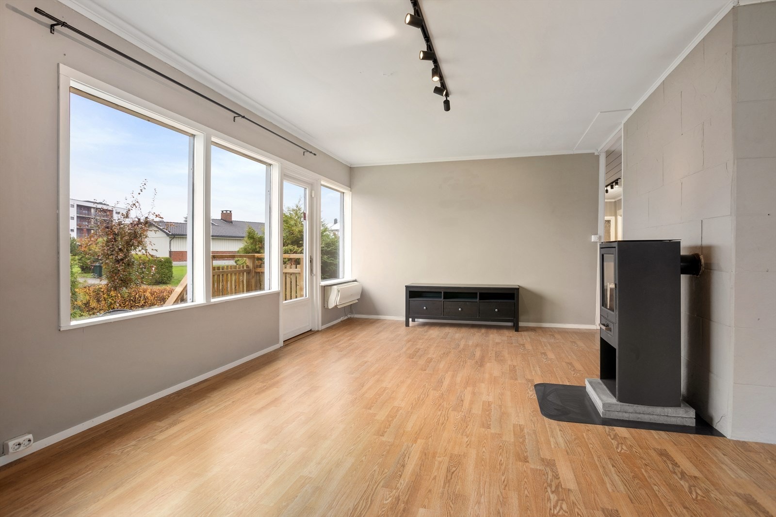 Oppvarming er både med varmepumpe og peis Galleribilde