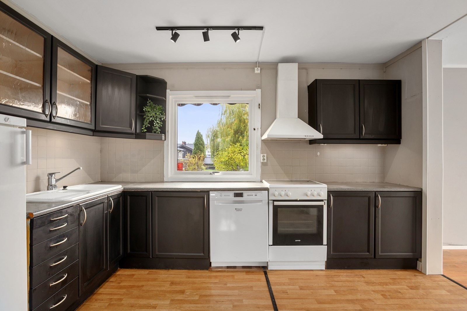 Kjøkkenet har godt med skap og benkeplass Galleribilde