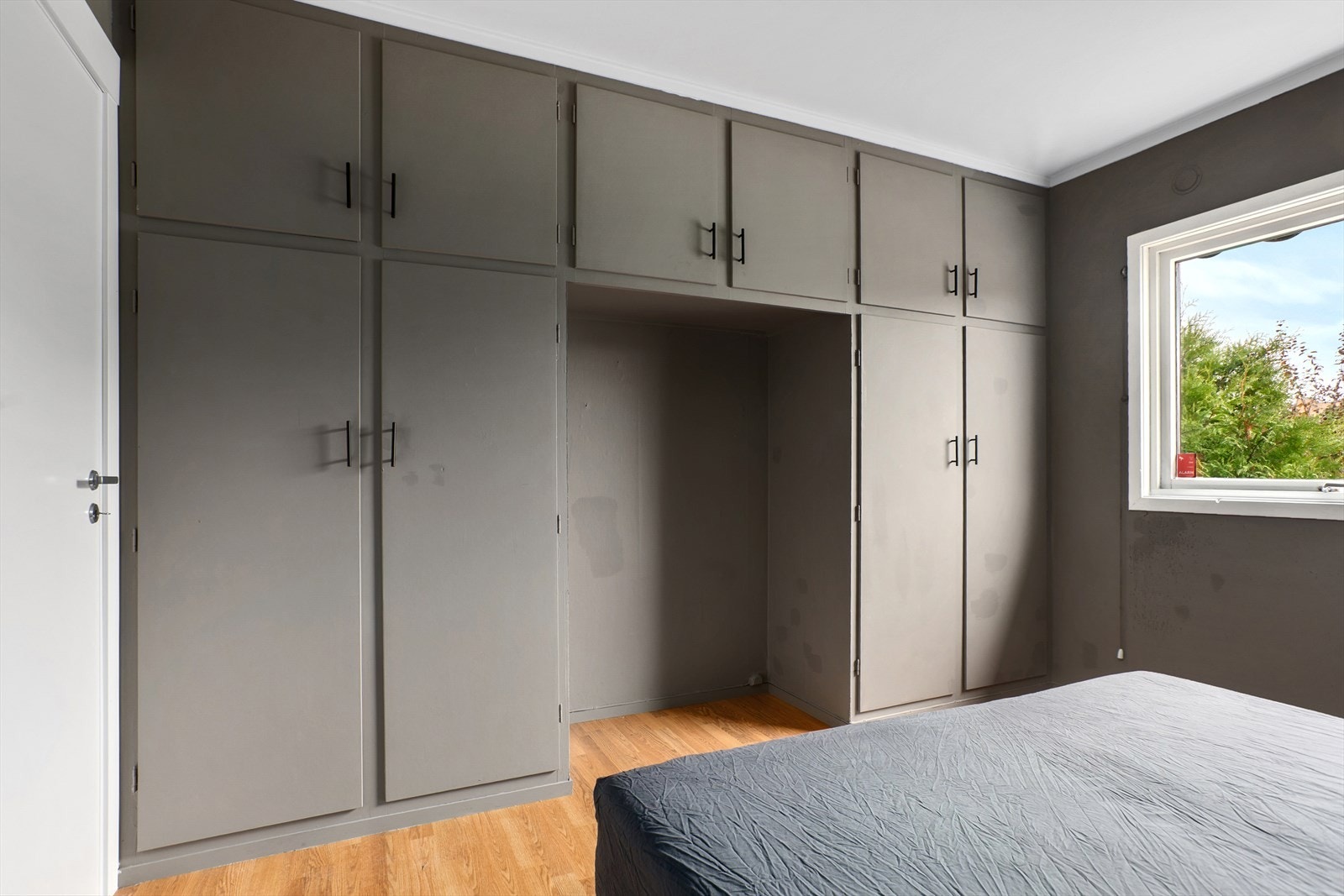 Boligen har totalt 3 soverom med god størrelse hvorav hovedsoverommet har godt med garderobeløsning Galleribilde