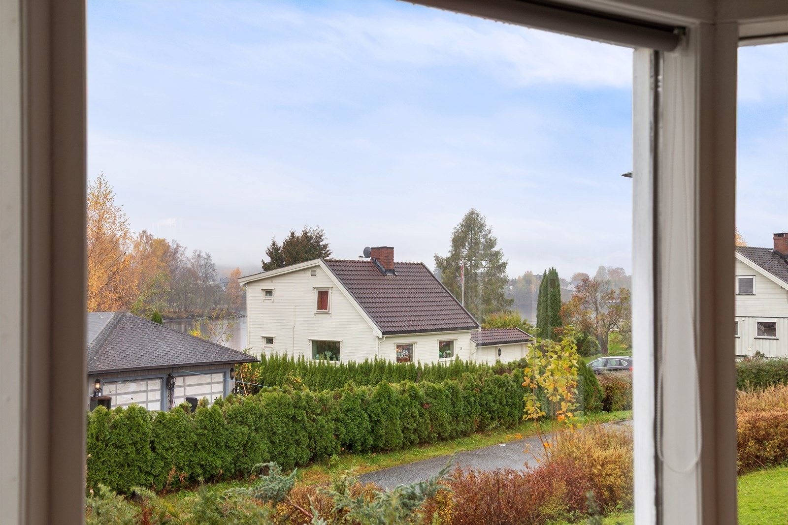 Utsikt mor nærområdet og elva Galleribilde